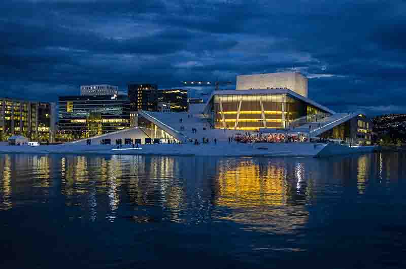 38 - Noruega - Oslo - La Opera y Ballet de Oslo - imagen nocturna